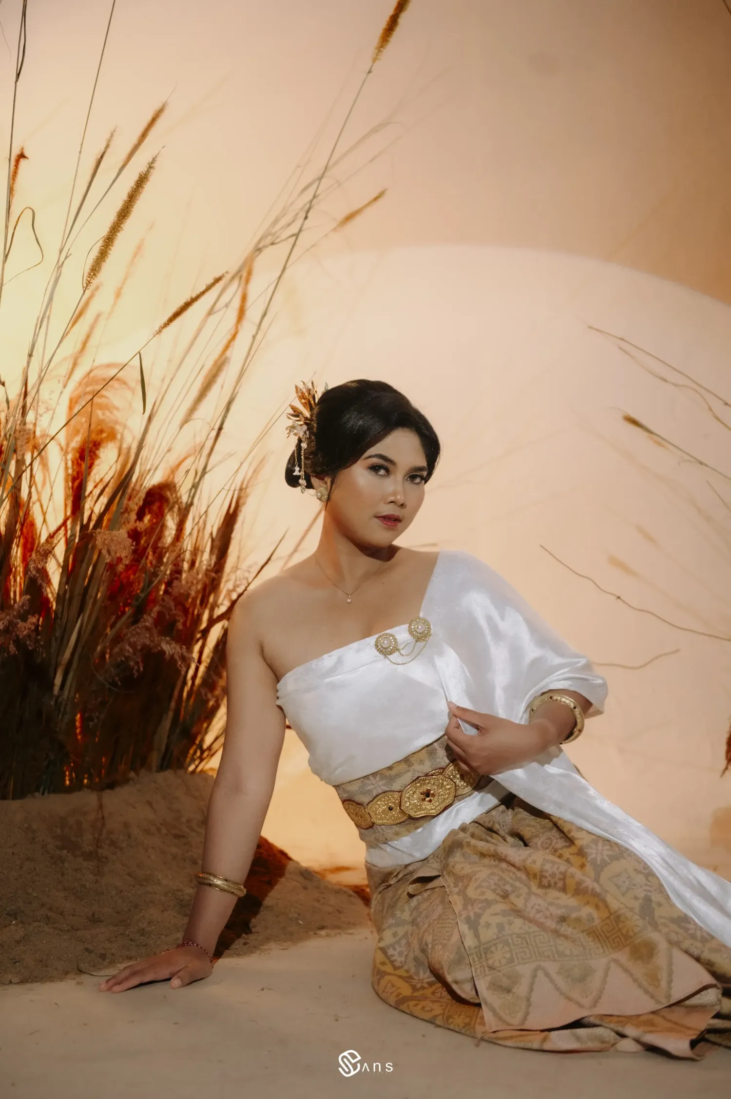 Anggun di Atas Pasir Emas