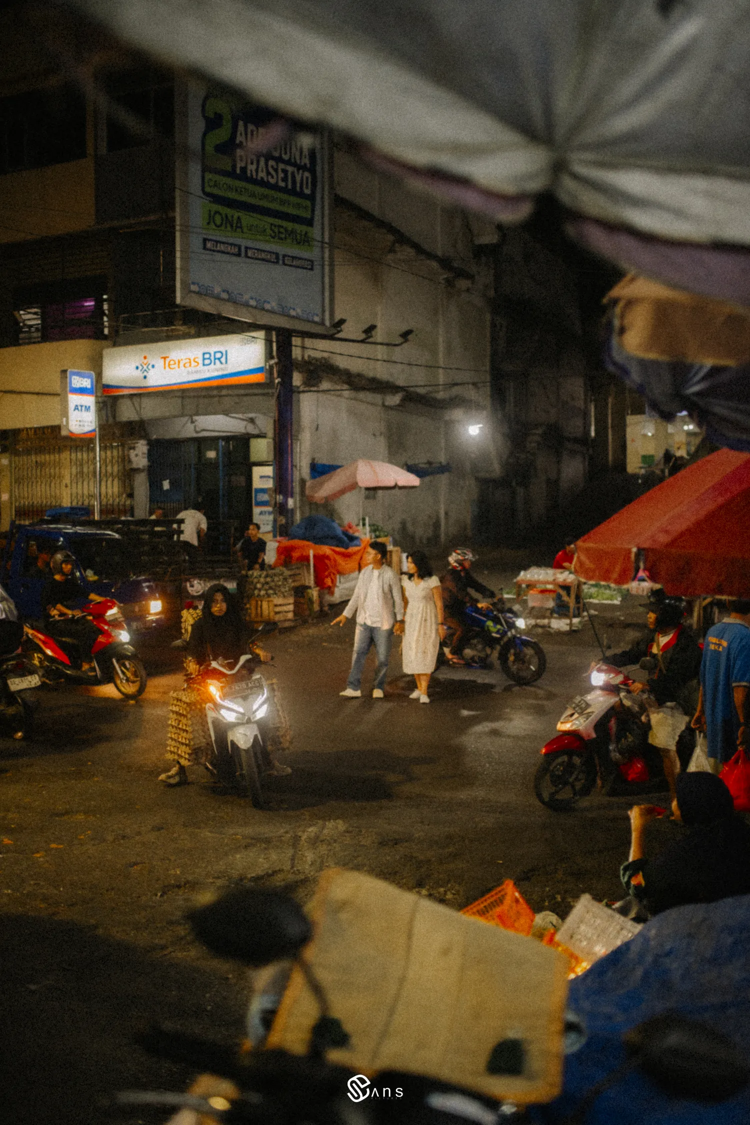 Berdiri di Tengah Riuh Pasar